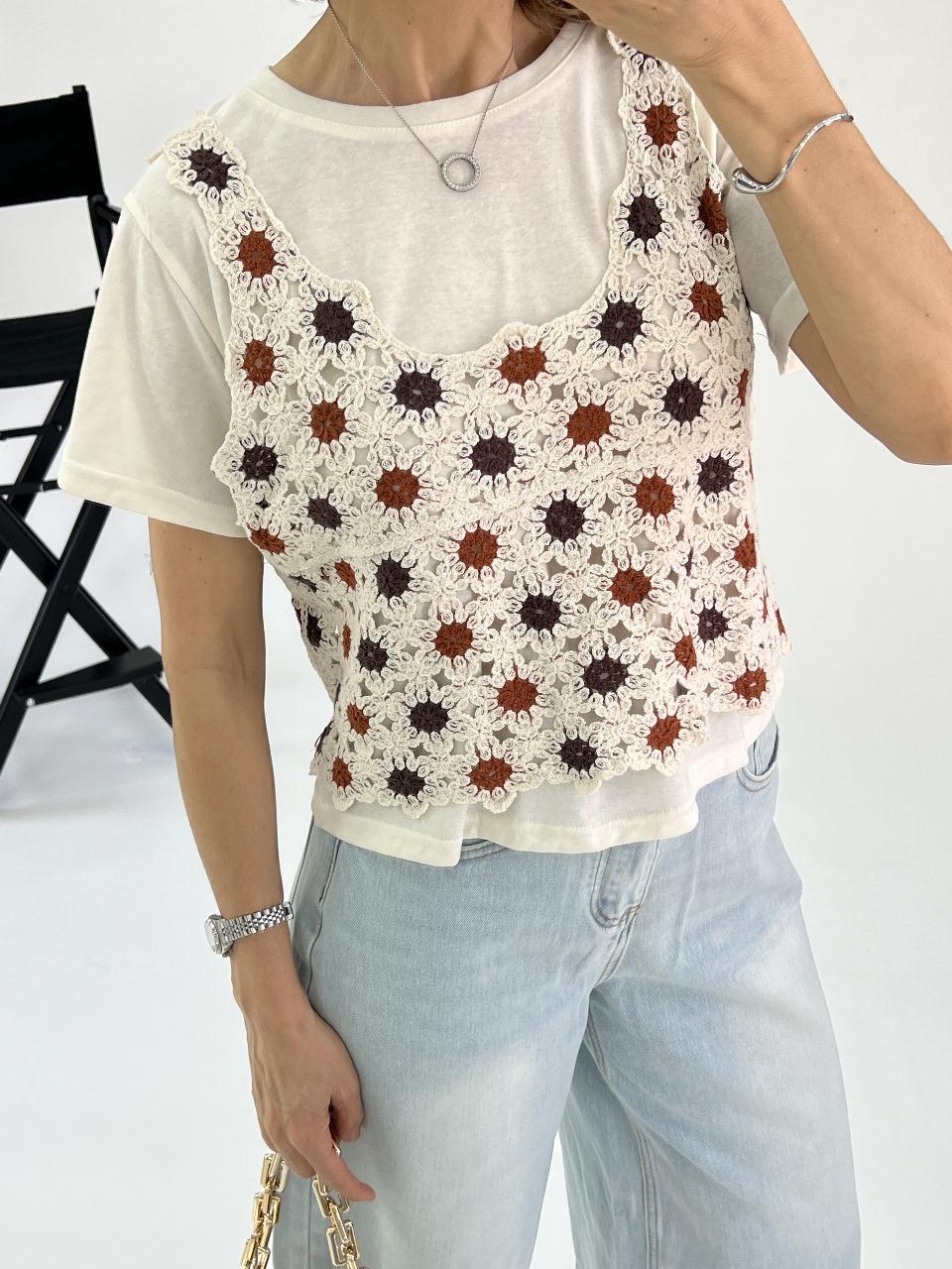 Camiseta y chaleco tejido