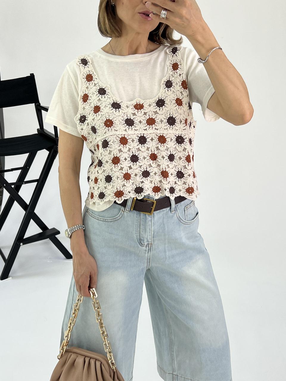 Camiseta y chaleco tejido